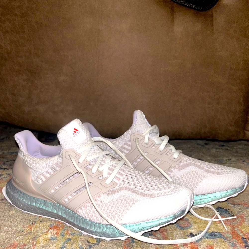 🧜🏻‍♀️Adidas Woman’s UltraBoost 5.0 DNA Running Shoes🧜🏻‍♀️